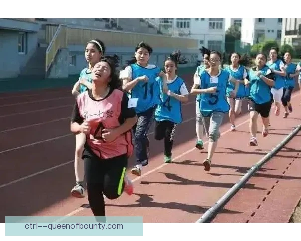 八百米跑前程压制策略，体能分配成为胜负关键